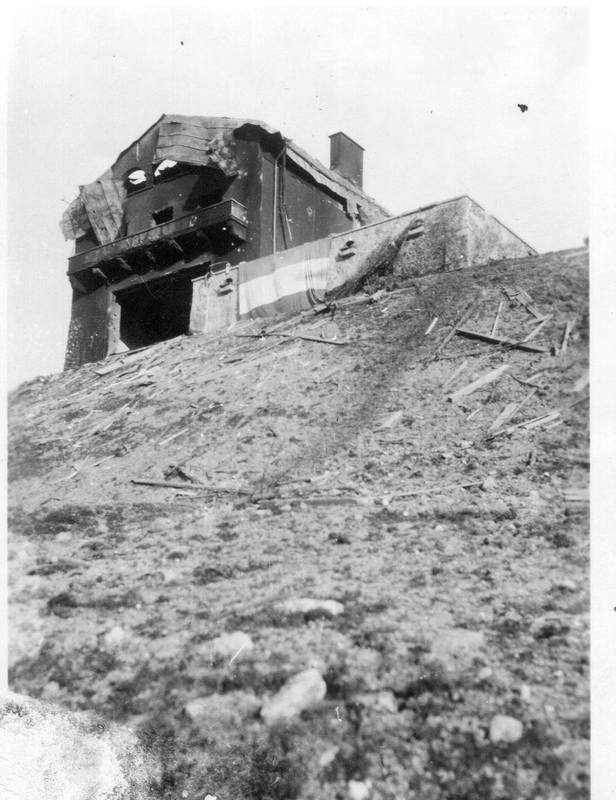 Photo d'archive : un bâtiment en ruine au sommet d'un talus de gravats.