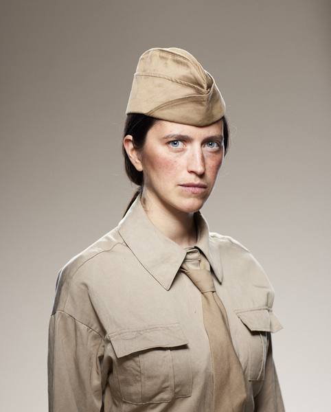 La comédienne Marie Benati en uniforme de Rochambelle, calot sur la tête.