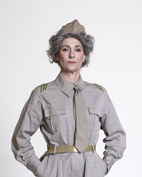 La comédienne Tadrina Hocking en Florence Conrad, cheveux gris et calot.
