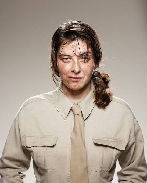 La comédienne Déborah Chantob en uniforme de Rochambelle, cheveux tressés.