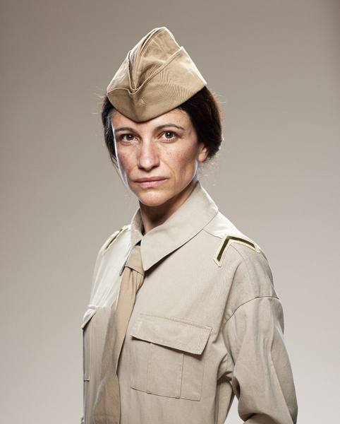 La comédienne Merryl Beaudonnet en uniforme de Rochambelle, calot sur la tête.